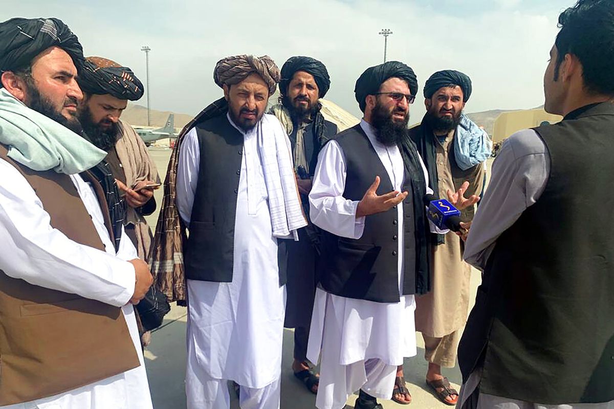 Para pejabat Taliban diwawancarai oleh wartawan di dalam Bandara Internasional Hamid Karzai setelah penarikan AS di Kabul, Afghanistan, Selasa, 31 Agustus 2021.