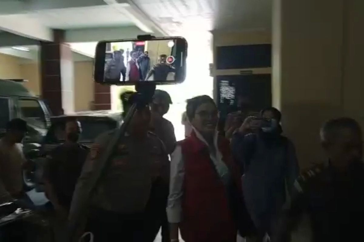Nikita Mirzani hadir secara langsung pada sidang perdana kasus pencemaran nama baik di Pengadilan Negeri Serang. Senin (14/11/2022).