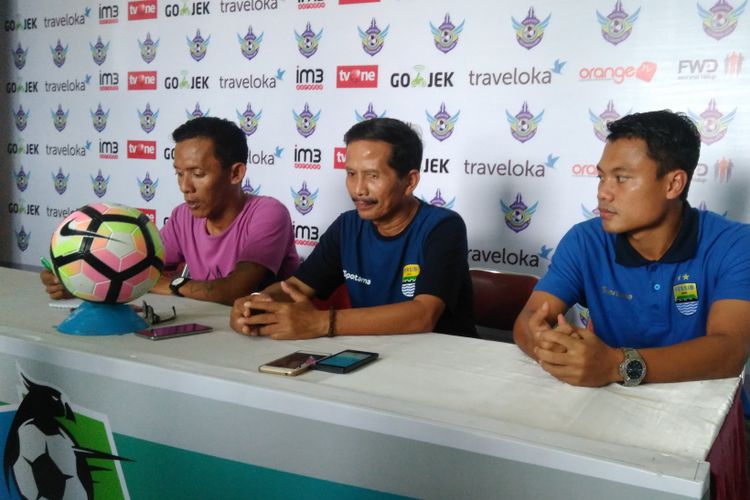 Pelatih Persib Bandung Djadjang Nurdjaman (tengah), bersama Dedi Kusnandar (kanan) dalam sesi jumpa pers.