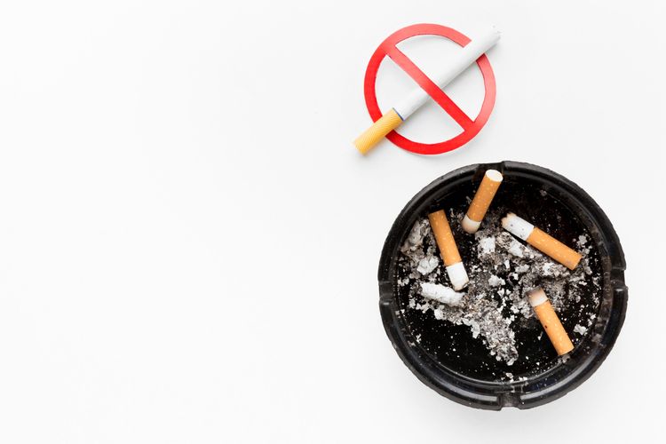 Menghentikan kebiasan merokok penting dilakukan oleh orang yang didiagnosis kanker, terutama kanker paru-paru. 