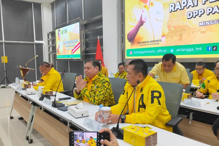Suasana rapat DPP Partai Golkar di kantor DPP Partai Golkar, kawasan Slipi, Jakarta, Minggu (10/3/2024) dihadiri oleh Ketua Umum Airlangga Hartarto, Waketum Bambang Soesatyo hingga Sekjen Lodewijk F Paulus.