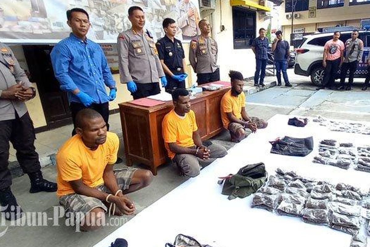 GANJA- Tiga warga negara Papua Nugini (PNG) terancam hukuman mati atas kasus penyelundupan belasan kilogram ganja ke Kota Jayapura, Papua. Adapun identitasnya yakni Jhosep Yani, (28), John Aiser (26), Vinsent Awes (20). 
