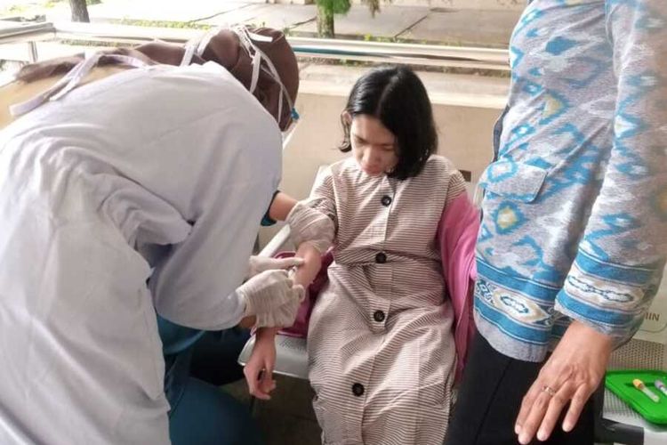 Bu Kadi (60 tahun) dan anak bernama Fitri (19) kini berada di RSJ Grhasia, Pakem, Sleman. Keduanya mulai menjalani pemeriksaan awal disabilitas terkait mental. Keduanya sempat hidup tidak terurus sejak sang ayah, Sukadi, sakit lantas meninggal dunia. Warga dan sanak famili mereka turun tangan membantu, membersihkan, juga memandikannya. Lantas, Dinas sosial Kulon Progo beserta berbagai unsur pemerintah yang lain turun membantu mengirim keduanya ke Ghrasia.