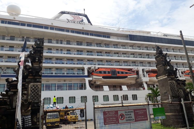 Kapal pesiar Viking Sun di Pelabuhan Benoa, Senin (9/3/2020).