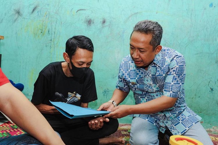 Wali Kota Bandung, Yana Mulyana, mengunjungi kediaman Arif Susanto (36) di Gang Laksana, Jalan Ahmad Yani Kota Bandung, Sabtu 21 Mei 2022. Arif adalah suami Asih Sekarningsih (34), warga Kota Bandung yang meninggal akibat diduga ditelantarkan Rumah Sakit Hasan Sadikin (RSHS) Bandung beberapa waktu lalu. Asih adalah pasien kanker kulit stadium akhir. Ia dirawat di RSHS Bandung sejak Rabu (11/5/2022).