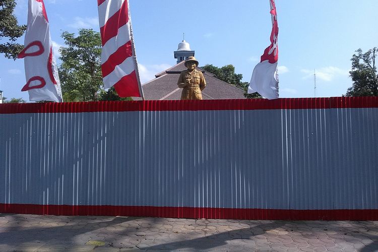 Renovasi dilakukan di bagian pelataran loji Gandrung. Tampak patung JenderalGatoto Subroto menghiasi halaman depan bangunan ini. 
