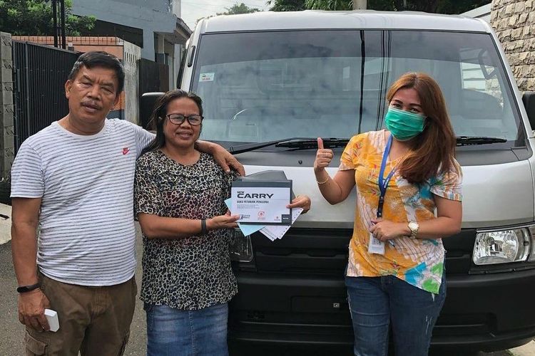 Tenaga penjual Suzuki, bersama konsumen pembeli Carry pikap.