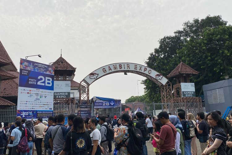 Pengunjung Padati Pintu Masuk PRJ 2025 Sejak Siang