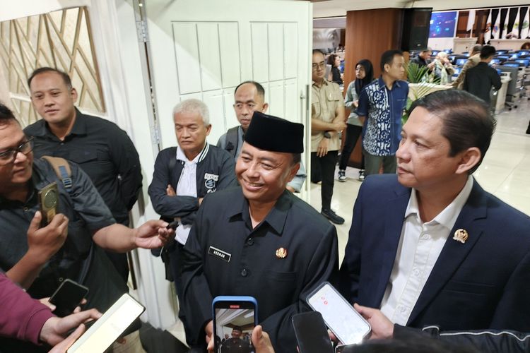 Sekda Jabar Herman Suryatman setelah kegiatan Sidang Paripurna di Gedung DPRD Jawa Barat, Jalan Diponegoro, Kota Bandung, Selasa (1/7/2025).