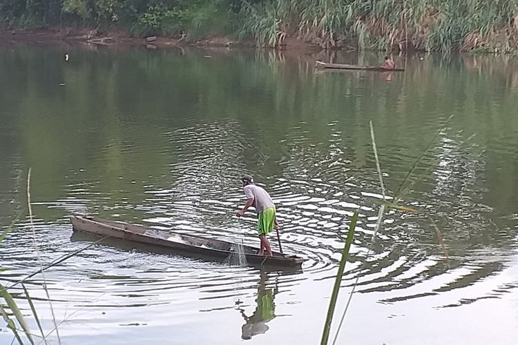 Kadindin dan seorang nelayan lainnya sedang mencari ikan dengan menggunakan pukat di aliran Sungai Kampar di Desa Kuapan, Kecamatan Tambang, Kabupaten Kampar, Riau, Minggu (1/11/2020) sore.