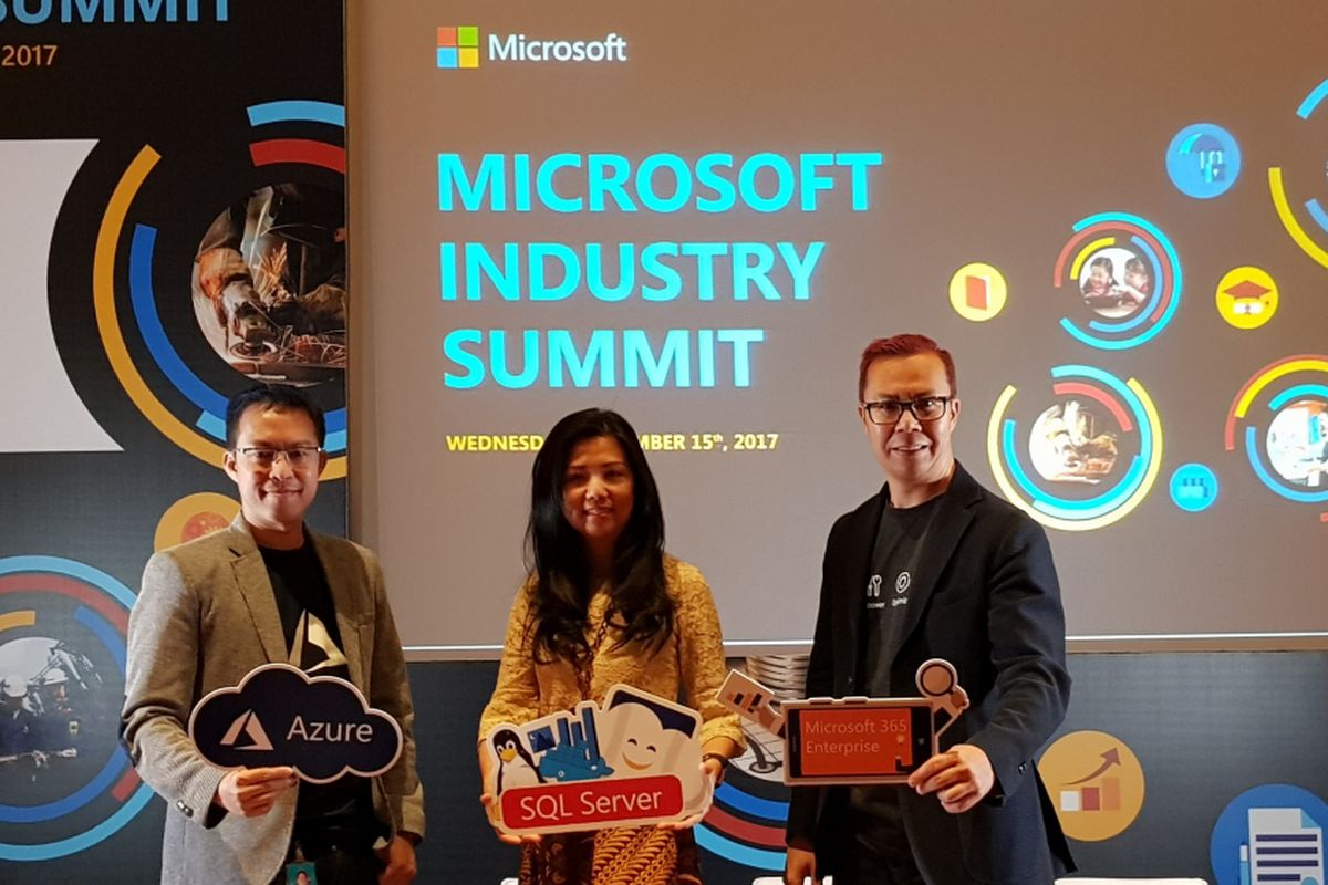  [Dari Kiri ke Kanan] Yos Vincenzo, Cloud Enterprise
Business Group Lead Microsoft Indonesia; Linda Dwiyanti, Chief
Marketing and Operations Microsoft Indonesia; dan Lucky Gani, Business
Group Head Microsoft Office Division Microsoft Indonesia berfoto
setelah peluncuran dan pemaparan tiga solusi inovatif terbaru dari
Microsoft, Microsoft 365, Azure Stack, dan Microsoft SQL Server 2017.