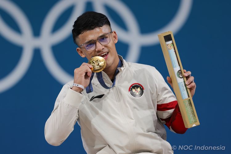 Lifter Indonesia Rizki Juniansyah meraih emas nomor 73 kilogram Olimpiade Paris 2024 di South Paris Arena, pada Kamis (8/8/2024).