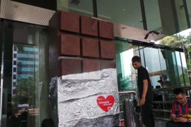 Replika cokelat raksasa diberikan
mahasiswa dari Unisadhuguna Business School (UBS) kepada Komisi Pemberantasan Korupsi (KPK), di hari valentine atau hari kasih sayang, Jumat (14/2/2014). 