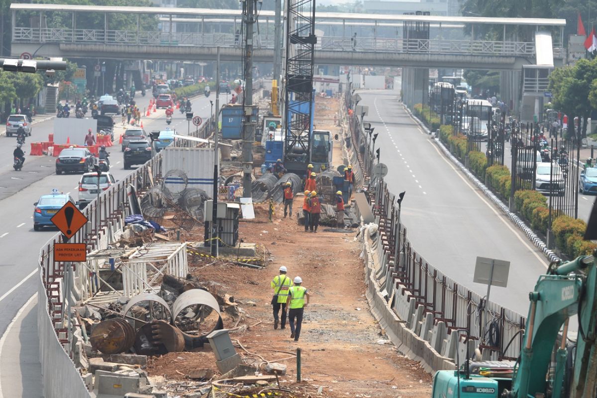 Pekerja mempersiapkan lahan untuk pembangunan LRT jalur Cawang-Dukuh Atas, di Jalan Rasuna Said, Kuningan, Jakarta, Rabu (9/8/2017). Guna mengantisipasi kemacetan akibat penyempitan jalan saat proyek pembangunan LRT, Dinas Perhubungan DKI Jakarta menghimbau pengguna jalan untuk mencari jalur alternatif. ANTARA FOTO/Reno Esnir/kye/17