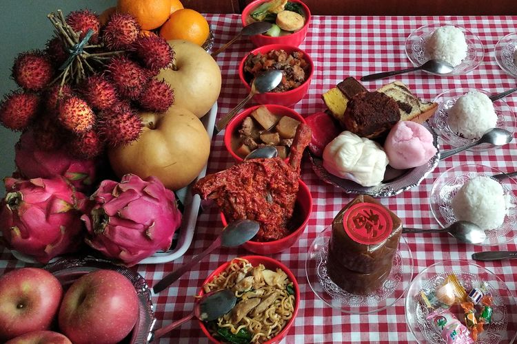 Manisan yang melambangkan lima elemen kehidupan dalam sesajen sembahyangan leluhur sehari menjelang imlek, Selasa (28/1/2025).
