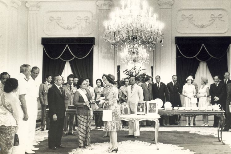 Ratu Elizabeth II dari Inggris berbincang-bincang dengan Presiden dan Ny Tien Soeharto dalam kunjungannya ke Jakarta 18 Maret 1974.