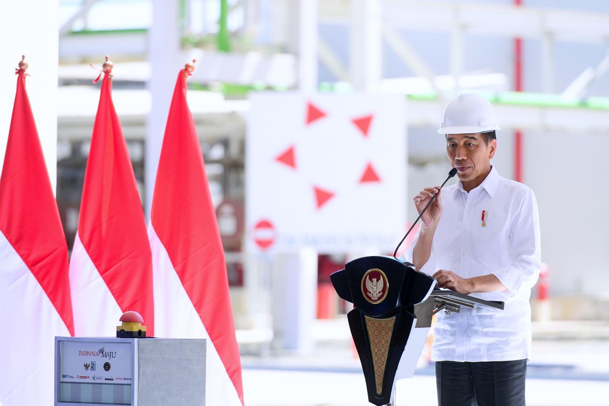 Presiden Joko Widodo saat meresmikan pabrik pupuk amonium nitrat, PT Kaltim Amonium Nitrat (KAN), di Bontang, Kalimantan Timur, Kamis (29/2/2024). 
