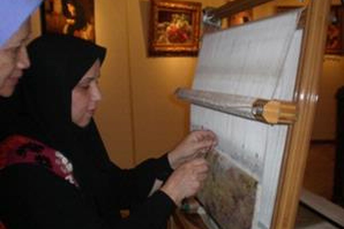 Seniman Karpet Seni terkemuka Iran, Zila Resam Arab Zade, tengah membuat karpet seni, pada Pekan Budaya Iran, Selasa (3/3) di Museum Nasional, Jakarta.  