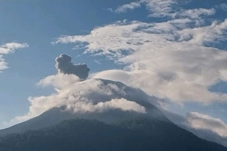 Gunung Lewotobi Laki-laki meletus pada Senin (8/4/2024) pagi.