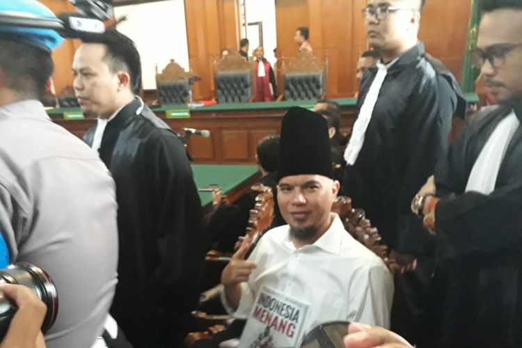 Ahmad Dhani dalam sidang lanjutan perkara Vlog Idiot di PN Surabaya, Kamis (14/2/2019)