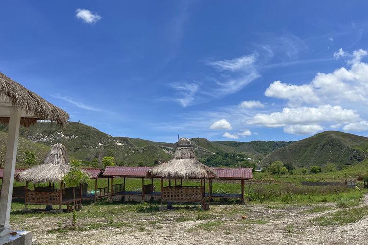 Saung tempat istirahat sebelum masuk ke Air Terjun Tanggedu, Sumba Timur, Nusa Tenggara Timur, Kamis (27/11/2025). 