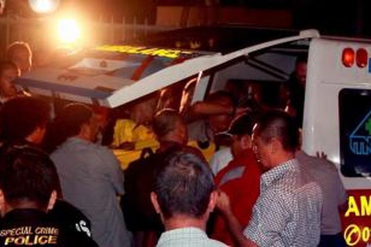 Polisi mengangkat jenazah Bripka Sukardi, korban penembakan di depan gedung Komisi Pemberantasan Korupsi, Jalan HR Rasuna Said, Kuningan, Jakarta Selatan, Selasa (10/9/2013). Korban tewas diketahui adalah anggota provost. Dari TKP ditemukan tiga buah selongsong peluru.