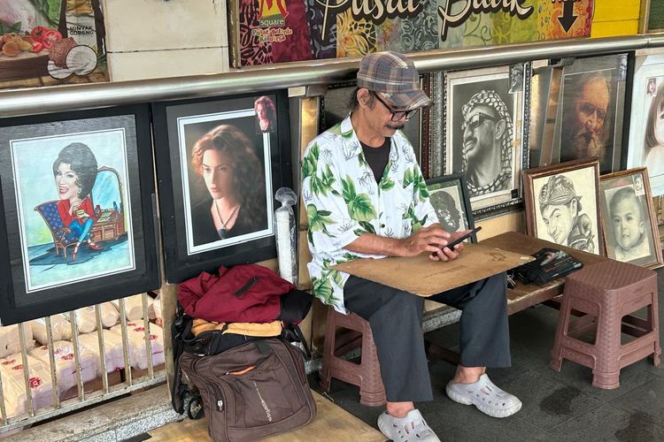 Di Balik Goresan Kanvas, Kisah Pelukis Jalanan Bertahan di Hiruk Pikuk Kota