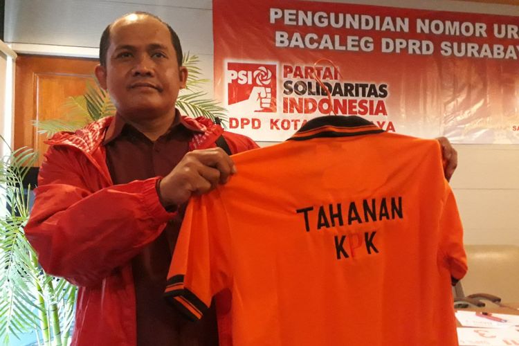 Ketua PSI Jatim menunjukkan kaos Tahanan KPK