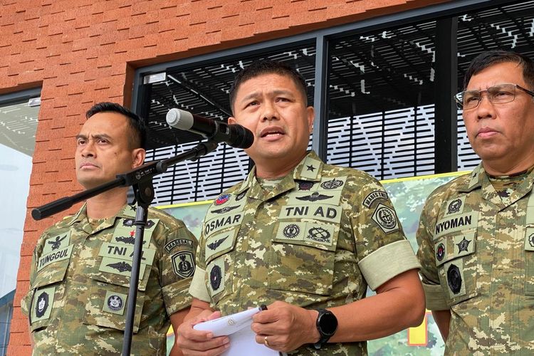 Wakil Kepala Pusat Penerangan (Waka Puspen) TNI Brigjen Osmar Silalahi di Lanud Halim Perdanakusuma, Jakarta Timur, Minggu (7/12/2025).