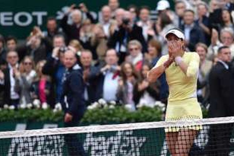 Gabriel Muguruza menjuarai Perancis Terbuka 2016 seusai menang atas Serena Williams, Sabtu (4/6/2016). 