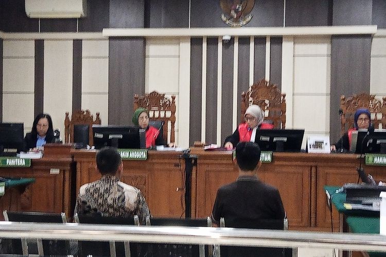 Sidang Korupsi Bupati Cilacap: Kadinsos Ngaku Setor Iuran THR Pakai Uang Pasar Murah