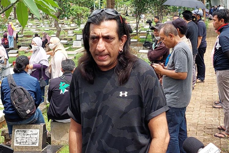 Aktor Adam Jagwani saat ditemui di TPU Karet Bivak, Jakarta Pusat, Kamis (22/12/2022). 