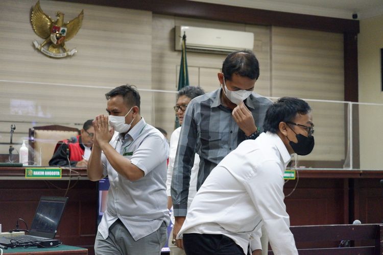 Anggota KPU Bangkalan Sairil Munir memberikan tanda berpamitan kepasa JPU usai diperiksa sebagai saksi di Pengadilan Tipikor Surabaya, Jum'at (19/5/2023).