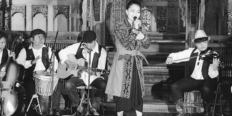 Kelompok musik Krontjong Toegoe tampil dalam pentas malam apresiasi budaya ?Krontjong Toegoe dari Masa ke Masa? di Bentara Budaya Jakarta, Kamis (16/1/2014). Pentas ini sebagai bentuk apresiasi untuk musik keroncong yang kian terpinggirkan.