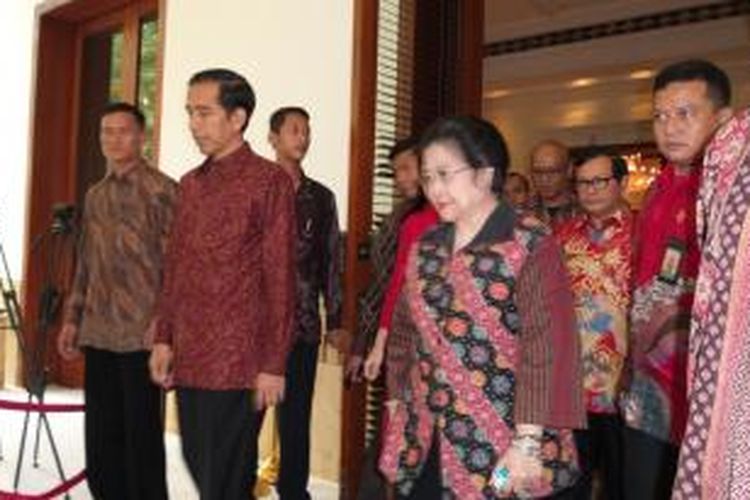 Presiden terpilih Joko Widodo (kedua dari kiri) bersama Ketua Umum Partai Demokrasi Indonesia Perjuangan Megawati Soekarnoputri, di acara silaturahmi dengan Fraksi PDI-P di DPR, bertempat di Hotel Dharmawangsa Jakarta, Minggu (7/9/2014). Di belakang kedua tokoh, terlihat Wakil Ketua DPR dari F-PDI-P yang juga mantan Sekretaris Jenderal PDI-P Pramono Anung Wibowo.