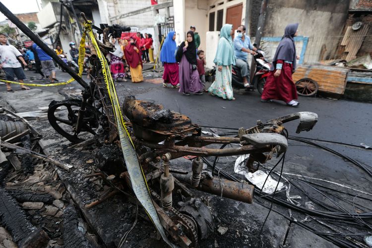 Sisa-sisa bangkai motor di Kampung Tanah Merah usai kebakaran Depo Pertamina Plumpang, Koja, Jakarta Utara, Sabtu (4/3/2023). Kebakaran ini mengakibatkan 17 orang meninggal dunia dan 51 orang luka-luka.