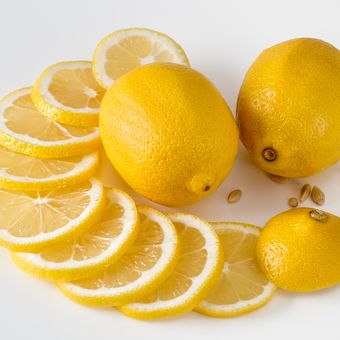 Ilustrasi lemon, irisan lemon. 
