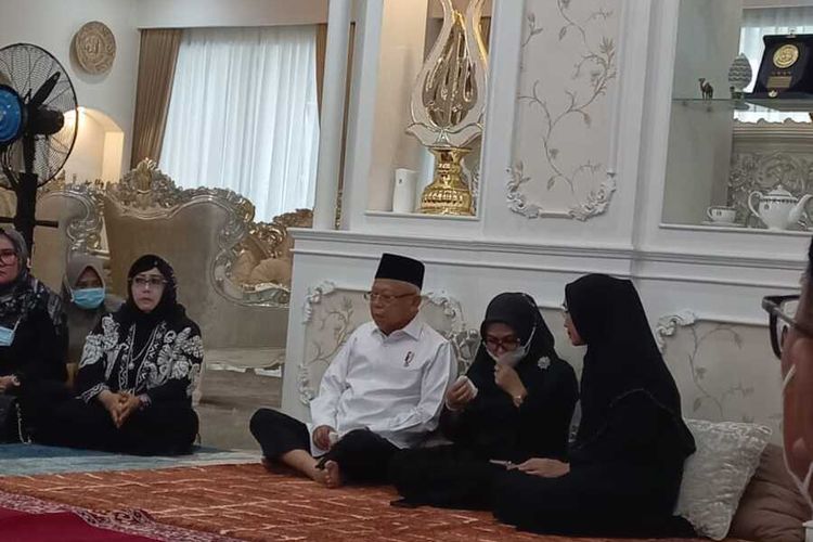Wapres Ma'ruf Amin bersama sang Istri Wury Estu Handayani di dalam rumah duka menantunya di Jalan Bonto Mangape, Senin (10/4/2023)
