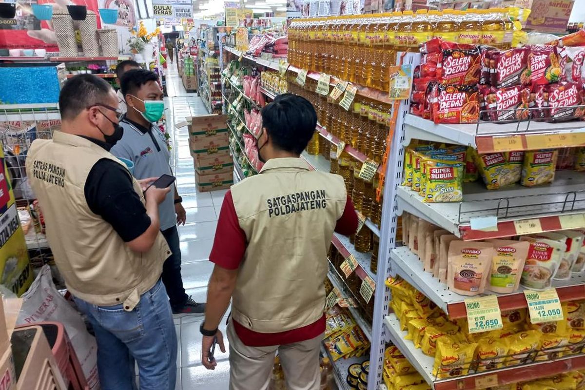 Satgas Pangan Polda Jawa Tengah melakukan sidak di sejumlah toko modern, Sabtu (19/3/2022)