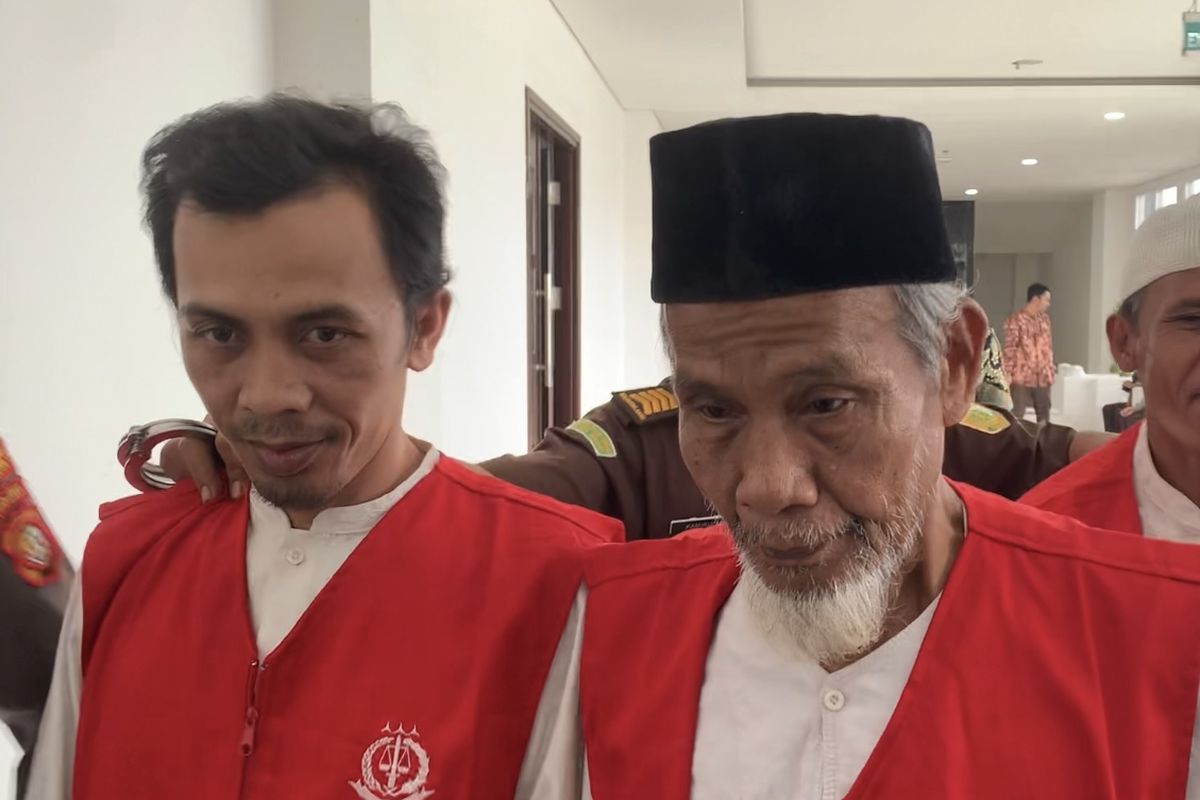 Eksekutor kasus pembunuhan berencana Wowon dkk, Solihin alias Duloh dan Dede menyampaikan permintaan keringanan hukuman di depan Majelis Hakim di Pengadilan Negeri (PN) Bekasi, Senin (16/10/2023).