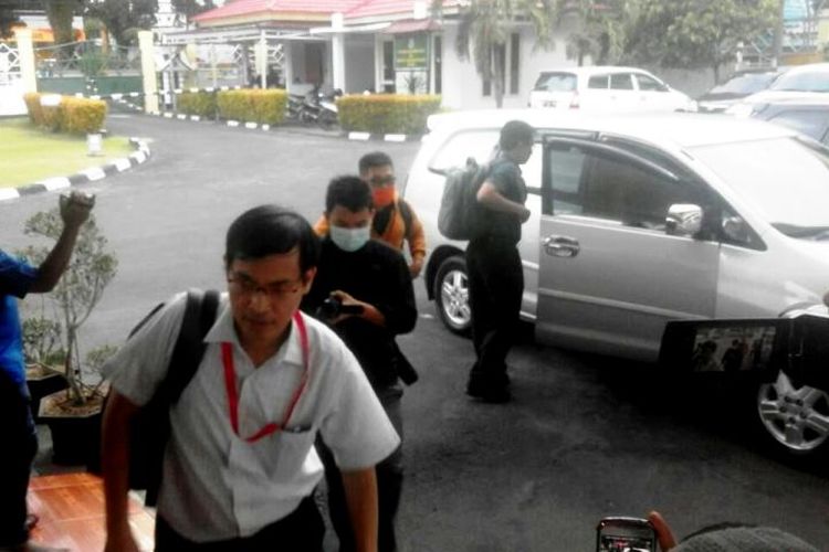 Tim dari KPK menggeledah ruang kerja Parlin Purba di Kejati Bengkulu