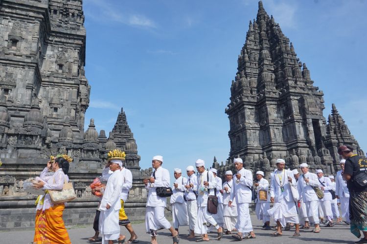 Umat Hindu mengikuti upacara Tawur Agung Kesanga dalam rangka Hari Raya Nyepi di pelataran Candi Prambanan, Selasa (21/3/2023). 