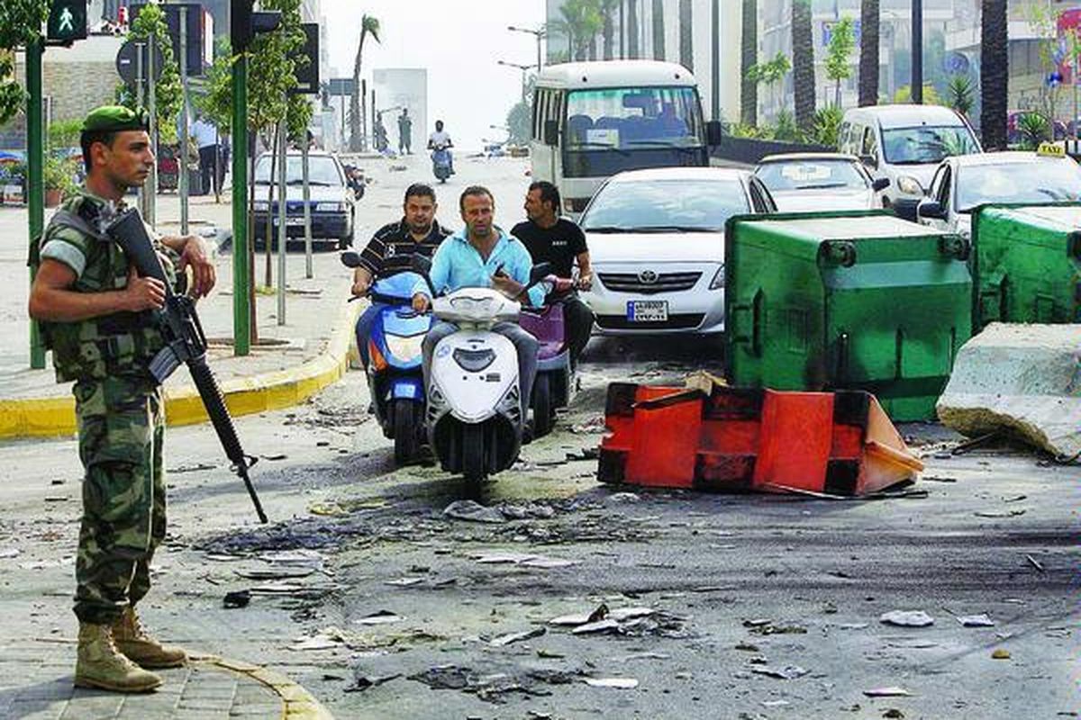 Tentara Lebanon berjaga di salah satu ruas jalan di kawasan Corniche al-Mazraa, Beirut, yang sempat diblokade para demonstran dengan menggulingkan dan membakar beberapa tempat sampah di tengah jalan, Sabtu (20/10). Aksi unjuk rasa berkobar di beberapa kota di Lebanon sehari setelah sebuah bom mobil meledak di Ashrafiyeh, Beirut, dan menewaskan Kepala Dinas Intelijen Lebanon.