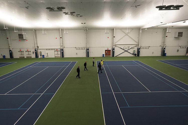 Wali Kota New York Bill de Blasio (kedua kanan) meninjau lapangan tenis yang akan diubah menjadi rumah sakit sementara dengan fasilitas 350 tempat tidur di pusat tenis USTA Billie Jean King di Borough of Queens, New York, Selasa (31/3/2020). AS kini resmi menjadi epicenter corona di dunia dengan data hingga Selasa (31/3/2020) terdapat 163.429 kasus positif dan korban meninggal 3.148 orang, melebihi Italia, China, dan Spanyol.