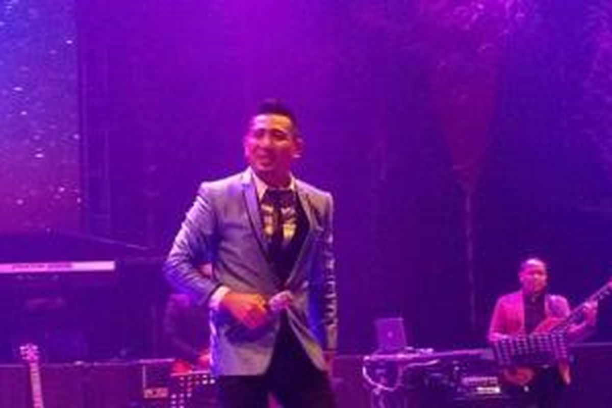 Aksi Panggung Rio Febrian pada konser yang bertajuk Love 15 Rio Febrian: Romantic Concert , di Gedung Balai Sarbini, Semanggi, Jakarta, Rabu (12/8/2015) malam. 