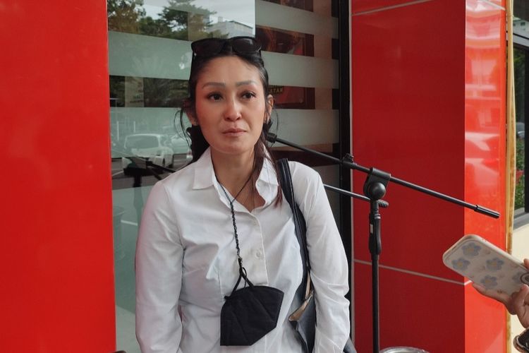 Keyla Evelyne Yasir (39), ibu korban penganiayaan bos perusahaan swasta, Raden Indrajana Sofiandi saat menjelaskan kondisi anak. Keterangan itu disampaikan ke Mapolres Metro Jakarta Selatan, Rabu (25/1/2023).