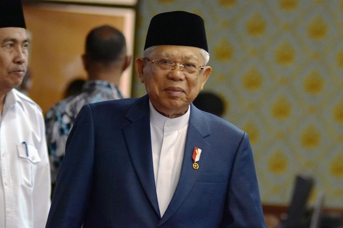 Wakil Presiden KH Maruf Amin (kanan) didampingi Gubernur Riau Syamsuar (kiri) tiba di Kota Pekanbaru, Jumat (6/3/2020). Pada kunjungan kerja di Riau, Wapres KH Maruf Amin menerima gelar kehormatan Bapak Ekonomi Syariah Indonesia dari Universitas Islam Negeri Sultan Syarif Kasim, meresmikan pusat penelitian pengembangan kajian dan penerapan ekonomi syariah, dan meresmikan Masjid Paripurna. ANTARA FOTO/FB Anggoro/wsj.