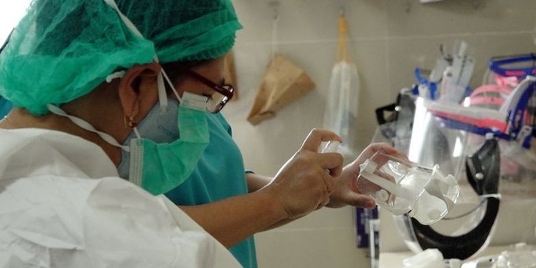 Persatuan Rumah Sakit Seluruh Indonesia telah memperingatkan jika angka kasus positif tak kunjung menurun, seluruh rumah sakit di Jawa dan Bali akan kolaps. Itu berarti, pasien yang datang tidak bisa mendapat perawatan.