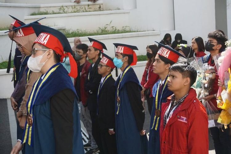 Foto para wisudawan dalam acara Wisuda April 2023 yang diakan oleh ITB. 