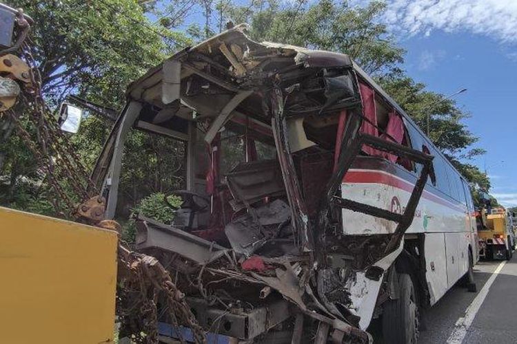 Kondisi bus Primajasa yang ringsek akibat kecelakaan beruntun di Tol Cipularang KM 97 A, Kecamatan Darangdan, Kabupaten Purwakarta, Minggu (5/1/2025). 